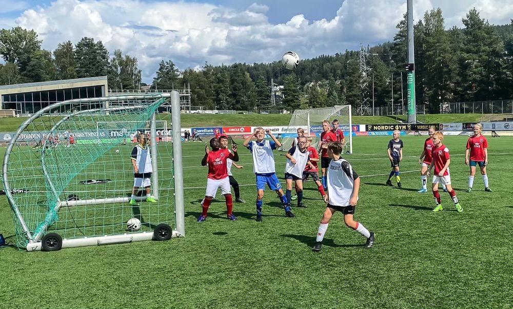 Påmelding til fotballskole i Idrettsparken for jenter og gutter i alderen 6-14 år image