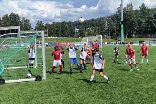 Påmelding til fotballskole i Idrettsparken for jenter og gutter i alderen 6-14 år image